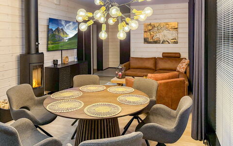 Saanan Taika: Meubilair, Interieur Ontwerp, Lichte Inrichting, Flooring, Stoel, Hout, Plafond, Tafel, Kroonluchter, Verdieping