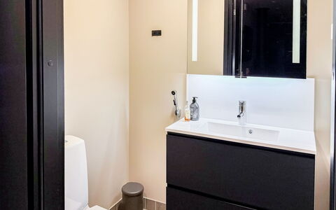 Saanan Taika: Badkamer, Flooring, Interieur Ontwerp, Loodgieterswerkinrichting, Verdieping, Spiegel, Badkamerkast, Wastafel In De Badkamer, Loodgieter, Kraan