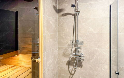 Saanan Taika: Flooring, Verdieping, Douchekop, Interieur Ontwerp, Loodgieterswerkinrichting, Douche, Badkamer, Loodgieter, Tegel, Douchestang