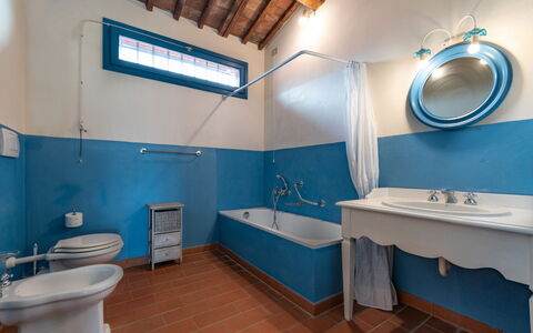 Agriturismo le Due Querce: Flooring, Loodgieterswerkinrichting, Interieur Ontwerp, Verdieping, Plafond, Wastafel In De Badkamer, Badkamer, Kraan, Wastafel, Verlichting