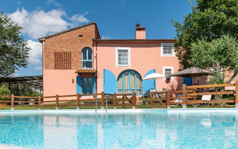 Agriturismo le Due Querce: Buitenmeubels, Landgoed, Paraplu, Hacienda, Tuin, Werf, Stoel, Villa, Buitentafel, Boerderij