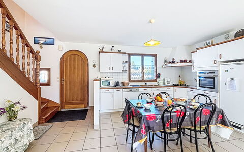 Maison Goh Lannec: Meubilair, Buitenmeubels, Tafel, Stoel, Buitentafel, Tuin, Keuken En Eettafel, Patio, Restaurant, Bloempot