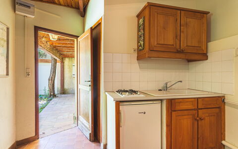 Résidence les Figuiers Fleurs: Hout, Interieur Ontwerp, Plafond, Flooring, Countertop, Verdieping, Huis, Keuken, Kamer, Wastafel