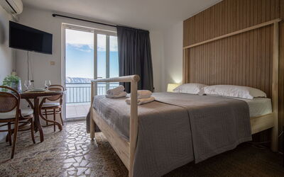 Sea&Mount 122.2: Slaapkamer, Meubilair, Verdieping, Bed, Laken, Flooring, Bedding, Appartement, Bed Frame, Linens