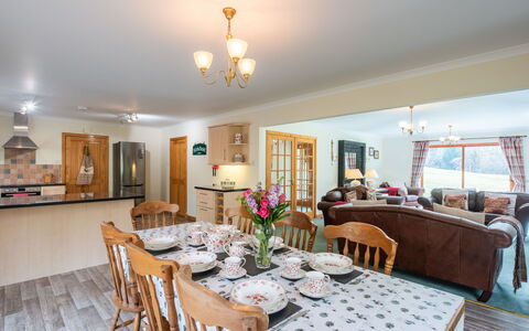 Kirkfield House: Meubilair, Hout, Huis, Huis, Verblijf, Keuken En Eettafel, Plafond, Stoel, Woonkamer
