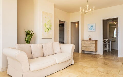 Villa Gli Olivi: Meubilair, Flooring, Verdieping, Interieur Ontwerp, Bankstel, Hout, Kamer, Tafel, Woonkamer, Plafond