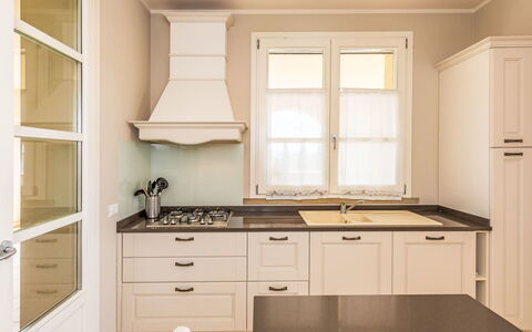 Villa Gli Olivi: Cabinetry, Keuken, Interieur Ontwerp, Flooring, Meubilair, Countertop, Hout, Lichte Inrichting, Toestel Van De Keuken, Plafond