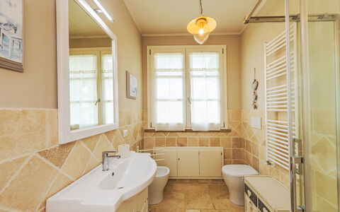 Villa Gli Olivi: Flooring, Loodgieterswerkinrichting, Interieur Ontwerp, Verdieping, Badkamer, Plafond, Loodgieter, Verlichting, Tegel, Wastafel