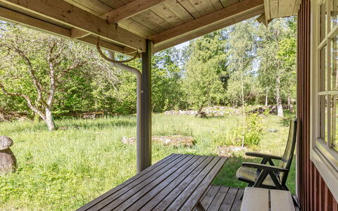 Holmen: Hout, Veranda, Meubilair, Schaduw, Verblijf, Backyard, Beits, Outdoor Structuur, Tuin, Garden Gebouwen