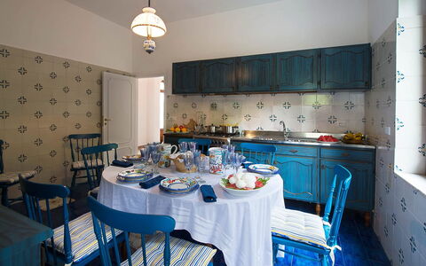 Villa Sam: Meubilair, Blauw, Interieur Ontwerp, Flooring, Tafel, Textiel, Eetkamer, Tafelkleed, Verlichting, Stoel