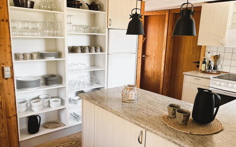 Monna - from the Sea: Keuken, Flooring, Meubilair, Hout, Countertop, Cabinetry, Interieur Ontwerp, Toestel Van De Keuken, Verdieping, Kast