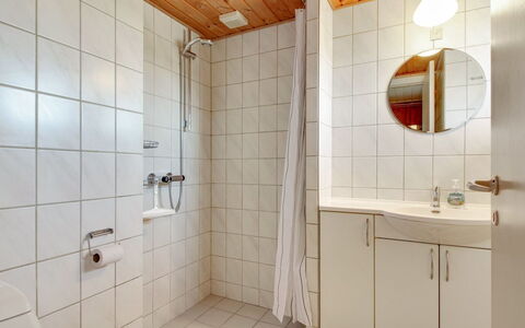 Monna - from the Sea: Wastafel In De Badkamer, Badkamer, Loodgieterswerkinrichting, Flooring, Muur, Verdieping, Interieur Ontwerp, Wastafel, Hout, Toilet