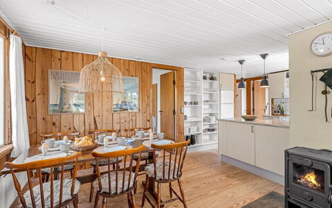 Monna - from the Sea: Hout, Plafond, Meubilair, Huis, Hardwood, Keuken, Kamer, Cabinetry, Beits, Verblijf