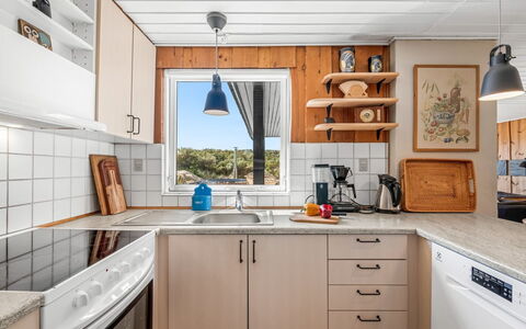 Monna - from the Sea: Keuken, Toestel Van De Keuken, Countertop, Major Appliance, Meubilair, Cabinetry, Hout, Interieur Ontwerp, Flooring, Huishoudapparatuur