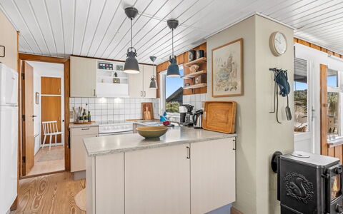 Monna - from the Sea: Hout, Keuken, Meubilair, Cabinetry, Countertop, Toestel Van De Keuken, Major Appliance, Plafond, Huishoudapparatuur, Beits