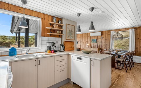 Monna - from the Sea: Keuken, Countertop, Toestel Van De Keuken, Major Appliance, Hout, Cabinetry, Meubilair, Interieur Ontwerp, Flooring, Plafond