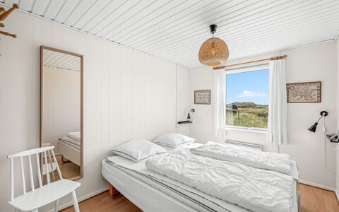 Monna - from the Sea: Slaapkamer, Hout, Bed, Laken, Plafond, Bedding, Verdieping, Interieur Ontwerp, Bed Frame, Flooring