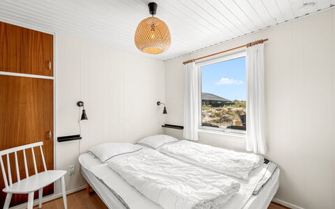 Monna - from the Sea: Slaapkamer, Huis, Bed, Bed Frame, Bedding, Laken, Hotel, Verf, Linens, Hoofdkussen