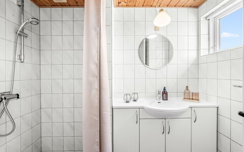 Monna - from the Sea: Loodgieterswerkinrichting, Wastafel, Flooring, Interieur Ontwerp, Wastafel In De Badkamer, Verdieping, Badkamer, Kraan, Loodgieter, Kamer