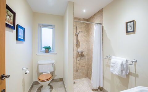 Kennel House: Wc Bril, Badkamer, Toilet, Loodgieterswerkinrichting, Flooring, Verdieping, Interieur Ontwerp, Loodgieter, Verlichting, Plafond