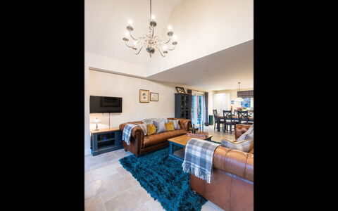 Kennel House: Meubilair, Interieur Ontwerp, Bankstel, Flooring, Muur, Verdieping, Kamer, Hout, Plafond, Woonkamer