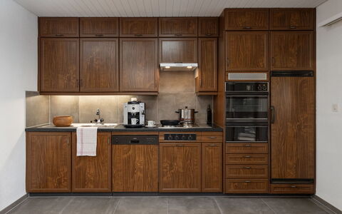 Sous-Le-Moulin: Hout, Cabinetry, Keuken, Flooring, Major Appliance, Bruin, Toestel Van De Keuken, Countertop, Kast, Fornuis