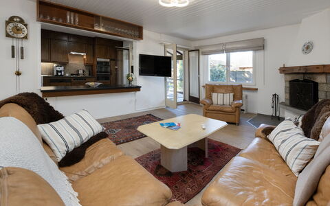 Sous-Le-Moulin: Meubilair, Interieur Ontwerp, Bankstel, Flooring, Verdieping, Hout, Plafond, Woonkamer, Kamer, Televisie