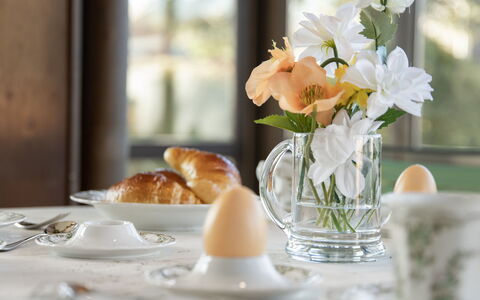 Sous-Le-Moulin: Tableware, Serveware, Kop, Drinkware, Tafel, Dishware, Snijbloemen, Porselein, Meubilair, Voedsel