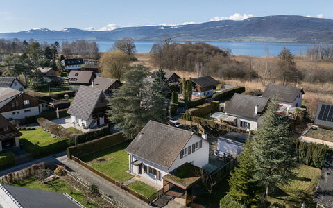 Sous-Le-Moulin: Woongebied, Huis, Dak, Landschap, Huis, Voorstad, Menselijke Nederzetting, Kust En Oceanic Landvormen, Dorp, Verblijf