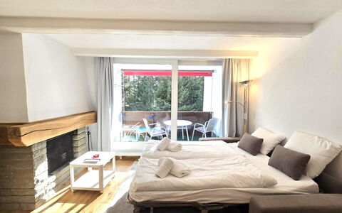 La Riva Mountain Apartment: Meubilair, Hout, Interieur Ontwerp, Flooring, Verdieping, Textiel, Plafond, Kamer, Slaapkamer, Bed
