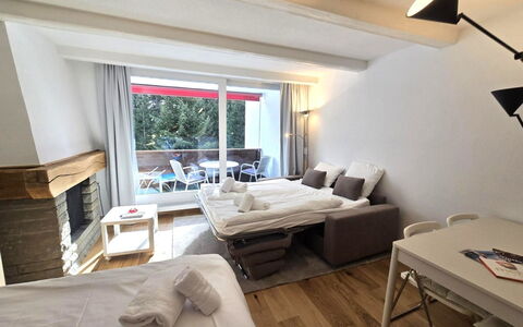 La Riva Mountain Apartment: Meubilair, Interieur Ontwerp, Verdieping, Flooring, Slaapkamer, Bed, Appartement, Plafond, Bedding, Laken