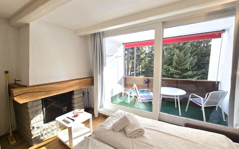 La Riva Mountain Apartment: Stoel, Linens, Daylighting, Balkon, Hoofdkussen