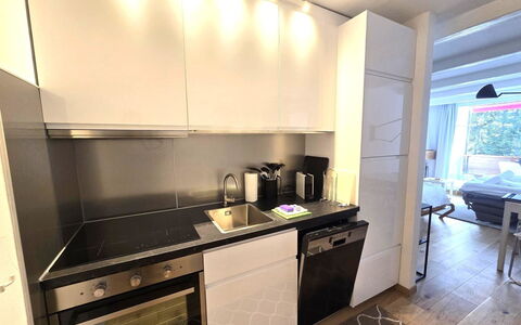 La Riva Mountain Apartment: Toestel Van De Keuken, Keuken, Countertop, Major Appliance, Flooring, Cabinetry, Fornuis, Interieur Ontwerp, Huishoudapparatuur, Fornuis