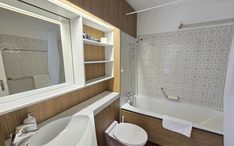 La Riva Mountain Apartment: Badkamer, Wastafel In De Badkamer, Loodgieterswerkinrichting, Interieur Ontwerp, Muur, Wastafel, Flooring, Verdieping, Kraan, Bad