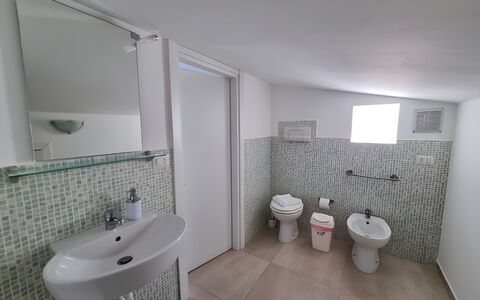 Borgo Vigata 3: Badkamer, Wastafel In De Badkamer, Loodgieterswerkinrichting, Flooring, Verdieping, Wastafel, Interieur Ontwerp, Toilet, Kraan, Loodgieter