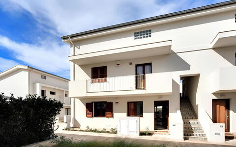 Borgo Vigata 3: Muur, Venster, Woongebied, Facade, Buurt, Deur, Huis, Menselijke Nederzetting, Appartement, Balkon