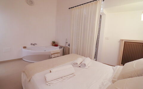 Bacchus: Historic Charming Home: Interieur Ontwerp, Verdieping, Flooring, Plafond, Slaapkamer, Bed, Kamer, Meubilair, Appartement, Bed Frame
