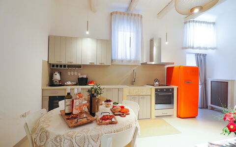 Bacchus: Historic Charming Home: Meubilair, Interieur Ontwerp, Hout, Toestel Van De Keuken, Flooring, Keuken, Major Appliance, Plafond, Kamer, Huishoudapparatuur