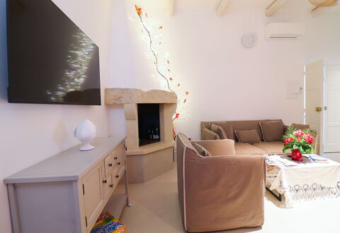 Bacchus: Historic Charming Home: Meubilair, Interieur Ontwerp, Muur, Bankstel, Flooring, Hout, Verdieping, Kamer, Woonkamer, Plafond