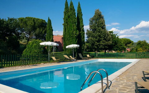 Agriturismo le Case Rosse di Montebuono: Zwembad, Buitenmeubels, Schaduw, Toevlucht, Eco Hotel, Tuin, Landgoed, Hacienda, Ligstoel, Landscaping