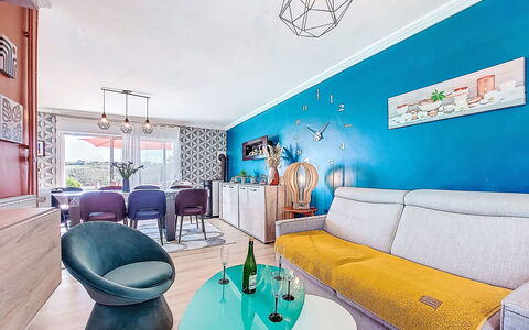 Elioluaso: Meubilair, Blauw, Interieur Ontwerp, Muur, Flooring, Plafond, Verdieping, Bankstel, Woonkamer, Kamer