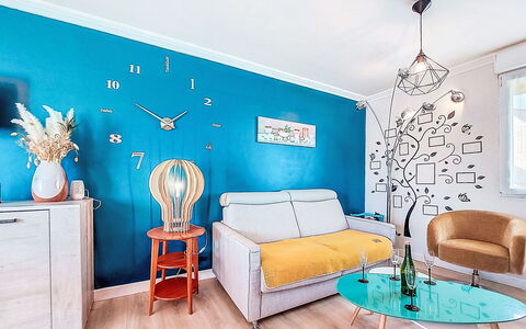 Elioluaso: Meubilair, Blauw, Interieur Ontwerp, Muur, Flooring, Verdieping, Woonkamer, Kamer, Verlichting, Plafond