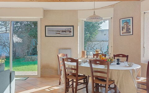 Le Château 3: Meubilair, Stoel, Interieur Ontwerp, Eetkamer, Tafel, Keuken En Eettafel, Hout, Flooring, Verdieping, Kamer