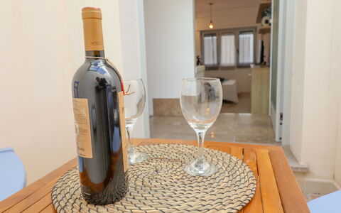 Malika: Tableware, Meubilair, Drinkware, Tafel, Fles, Serveware, Barware, Glaswerk, Glazen Fles