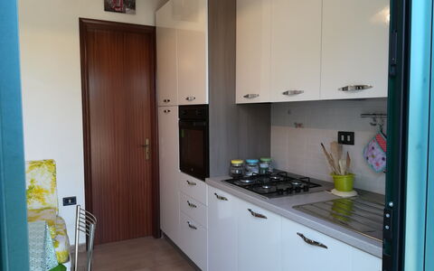 Villa Maddalena: Major Appliance, Keuken, Flooring, Toestel Van De Keuken, Interieur Ontwerp, Countertop, Verdieping, Cabinetry, Huishoudapparatuur, Fornuis