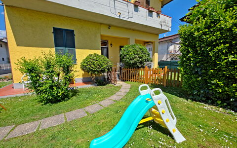 Casa Serena: Gazon, Tuin, Schaduw, Werf, Backyard, Dia Van De Speelplaats, Landscaping, Speeltoestel, Kunstgras