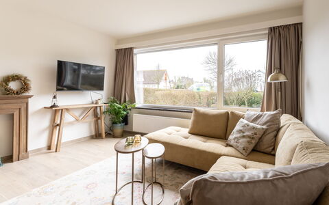 Sand Beach: Meubilair, Interieur Ontwerp, Flooring, Muur, Verdieping, Bankstel, Hout, Plafond, Woonkamer, Kamer