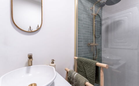 Sand Beach: Loodgieterswerkinrichting, Interieur Ontwerp, Badkamer, Loodgieter, Kraan, Spiegel, Lichte Inrichting, Tegel, Toilet, Wastafel