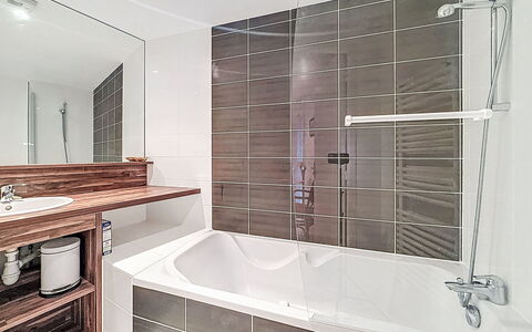 Stella Maris: Badkamer, Loodgieterswerkinrichting, Bad, Flooring, Interieur Ontwerp, Verdieping, Loodgieter, Douche, Kraan, Samengesteld Materiaal