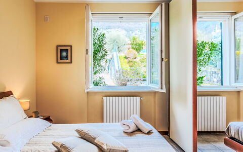 Casa Molgisio: Interieur Ontwerp, Muur, Hout, Slaapkamer, Bed, Verdieping, Kamer, Laken, Meubilair, Flooring